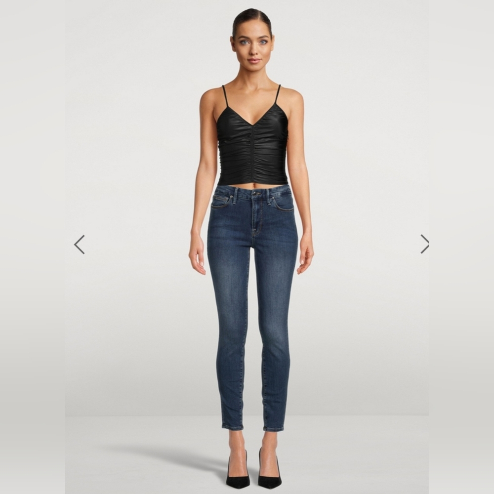 NWT GOOD AMERICAN Good Legs Short. SIZE: 28